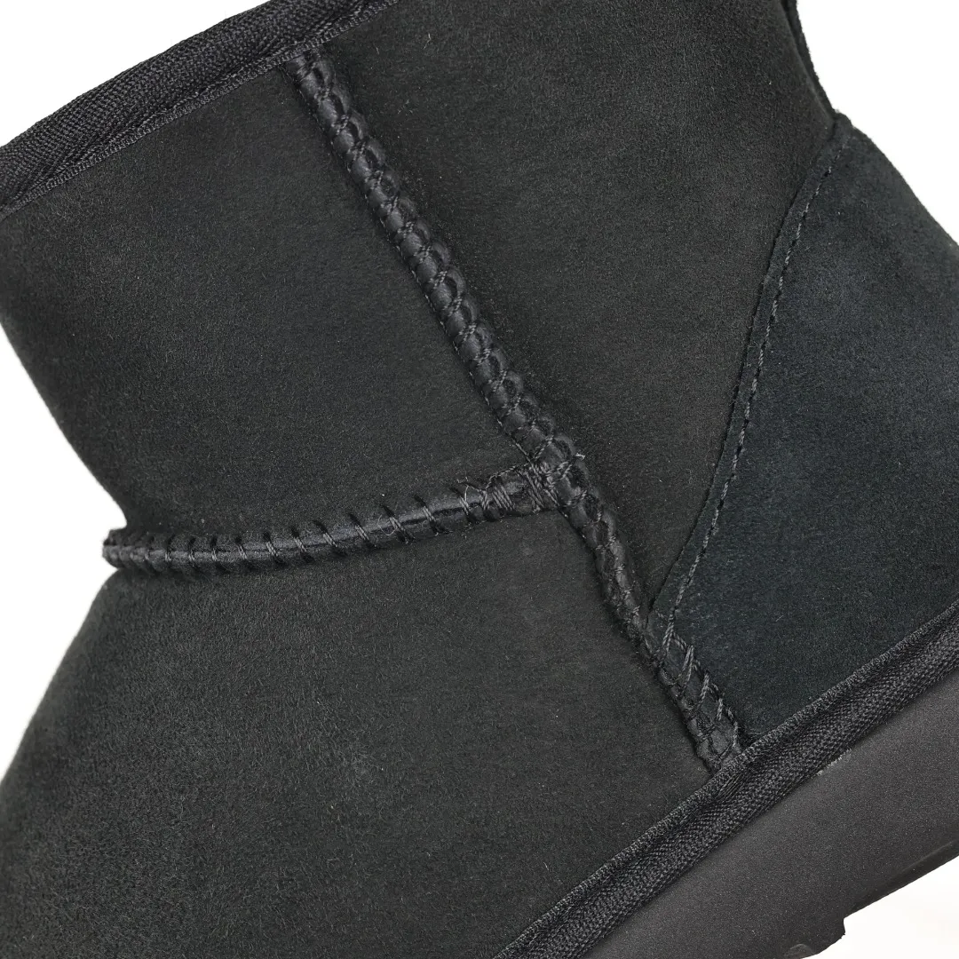 Pick up locally 💰520, core recommendation, good price, UGG Classic Mini mid-tube series, Xiaohongshu hot model, Henan Longfeng leather production, sheepskin and wool integration, top quality in the market, 2-3 cm cashmere insole, keeping warm in winter, suitable for home use. In the new year, uug launched a style series, which is partially biased towards the preferences of young consumers, and has also been at the forefront of fashion trends. Shoe body material, water-repellent coated suede upper 17mm UGGPURE™ implanted wool insole Lightweight non-slip comfortable rubber outsole With brand LOGO Trademark Comes with full packaging Size: 35 36 37 38 39 40